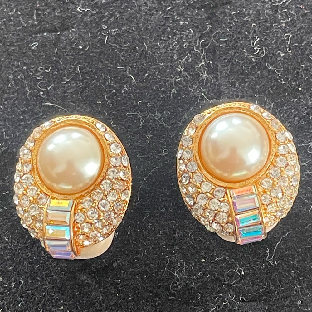 STUNNING Gold and Pearl Stud Earrings
